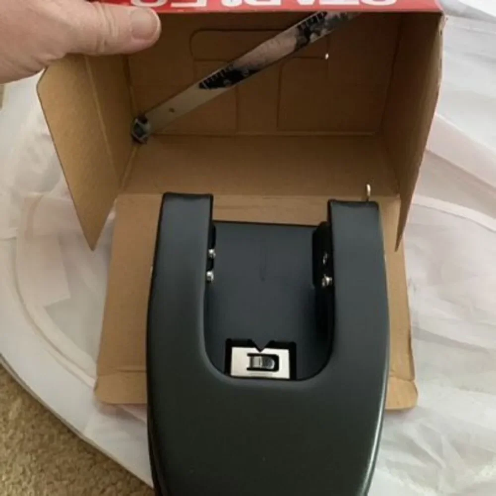 Staples Heavy Duty 2-Hole Punch